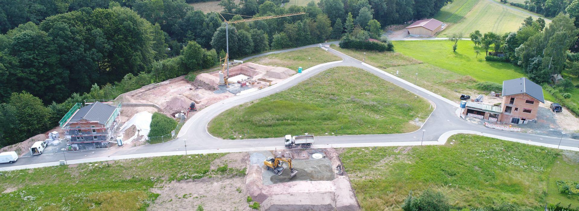 Baugebiet Brunnenwiese Weidenberg mit ersten Baustellen
